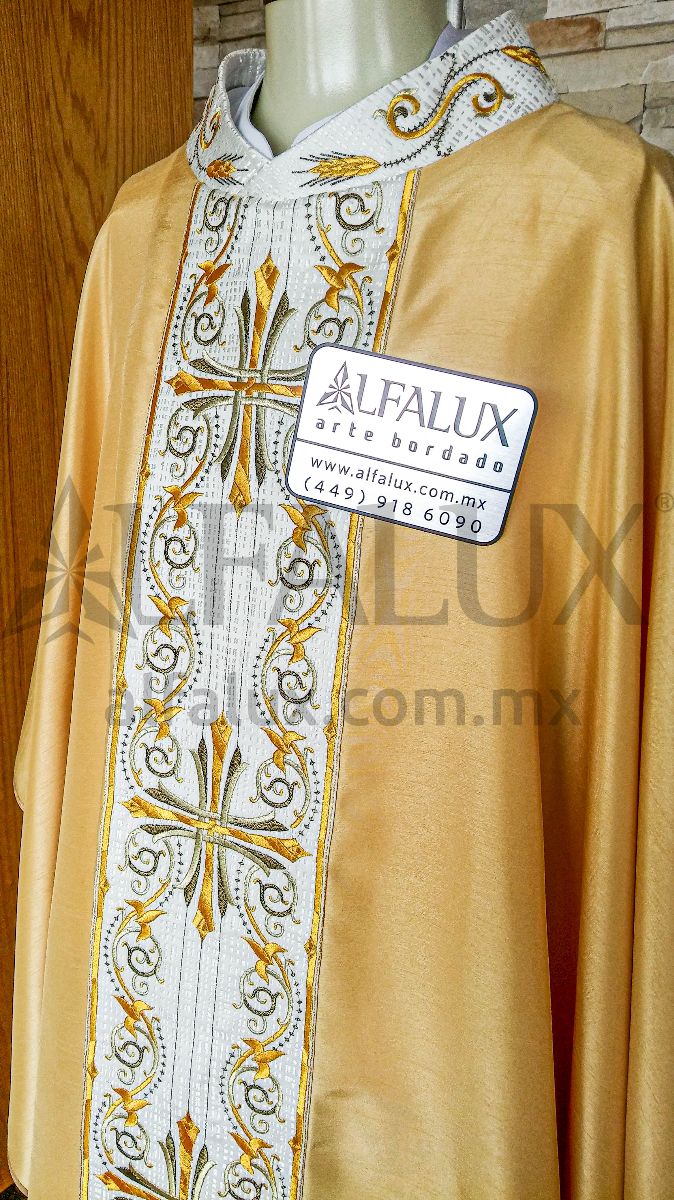 15 CARDENAL Cuello Bordado Dorado Shangtung